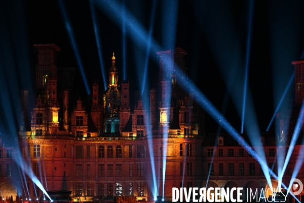 Les Nuits de Chambord; Spectacle de son et lumière qui mêle projections d images, lumière, pyrotechnie, prestations de comédiens, d artistes de feu et de cavaliers,