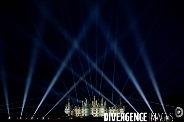 Les Nuits de Chambord; Spectacle de son et lumière qui mêle projections d images, lumière, pyrotechnie, prestations de comédiens, d artistes de feu et de cavaliers,