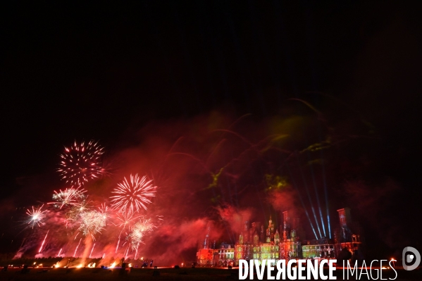 Les Nuits de Chambord; Spectacle de son et lumière qui mêle projections d images, lumière, pyrotechnie, prestations de comédiens, d artistes de feu et de cavaliers,