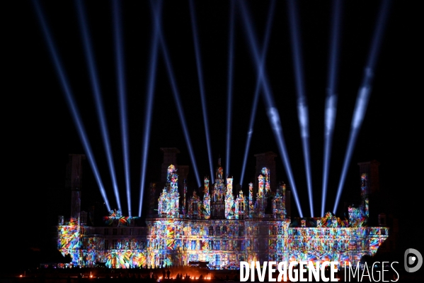 Les Nuits de Chambord; Spectacle de son et lumière qui mêle projections d images, lumière, pyrotechnie, prestations de comédiens, d artistes de feu et de cavaliers,