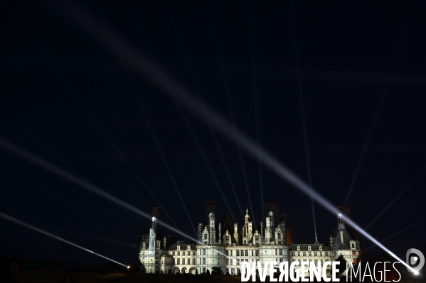 Les Nuits de Chambord; Spectacle de son et lumière qui mêle projections d images, lumière, pyrotechnie, prestations de comédiens, d artistes de feu et de cavaliers,