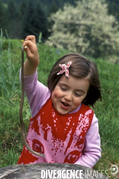 L enfant et les animaux divers et non conventionnels. The child and the various animals and unconventional.