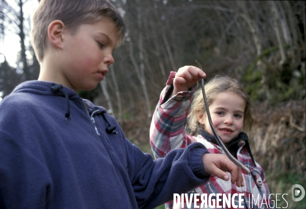 L enfant et les animaux divers et non conventionnels. The child and the various animals and unconventional.