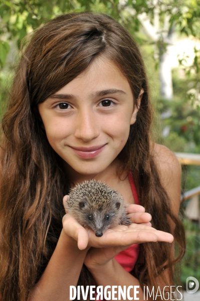 L enfant et les animaux divers et non conventionnels. The child and the various animals and unconventional.