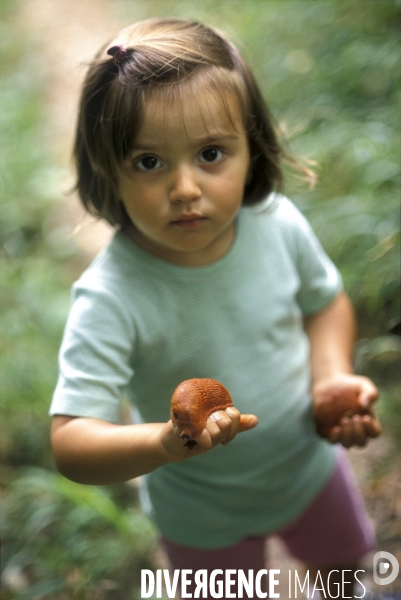 L enfant et les animaux divers et non conventionnels. The child and the various animals and unconventional.