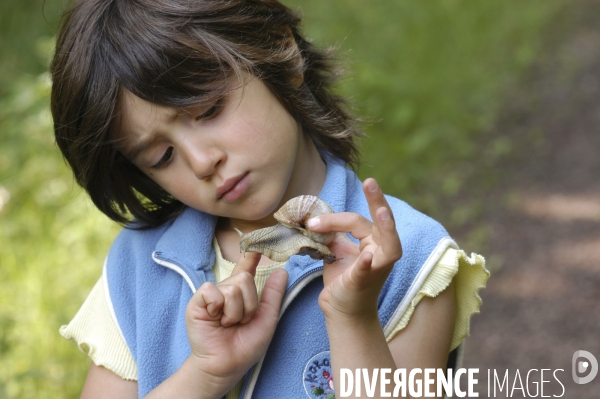 L enfant et les animaux divers et non conventionnels. The child and the various animals and unconventional.