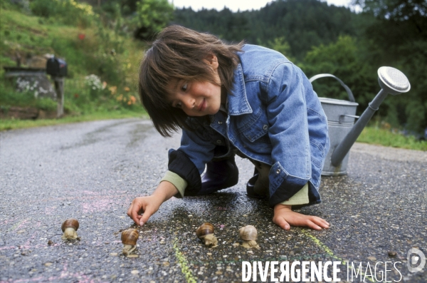 L enfant et les animaux divers et non conventionnels. The child and the various animals and unconventional.