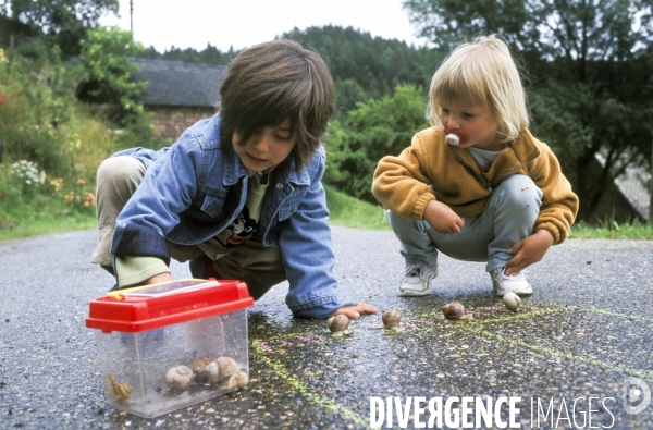 L enfant et les animaux divers et non conventionnels. The child and the various animals and unconventional.