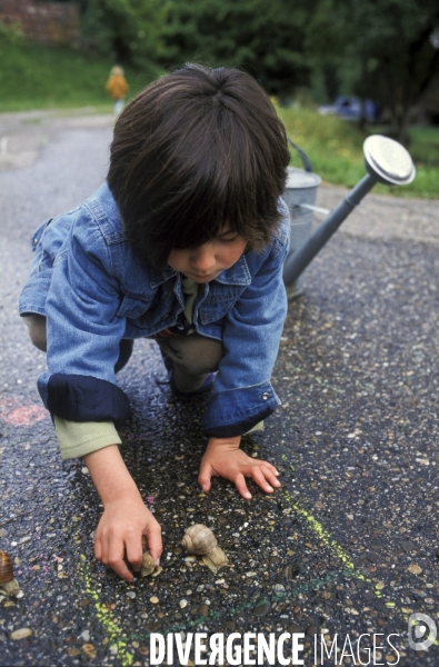 L enfant et les animaux divers et non conventionnels. The child and the various animals and unconventional.