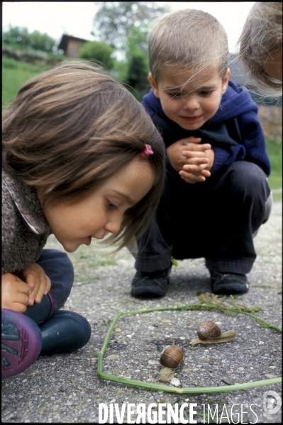 L enfant et les animaux divers et non conventionnels. The child and the various animals and unconventional.