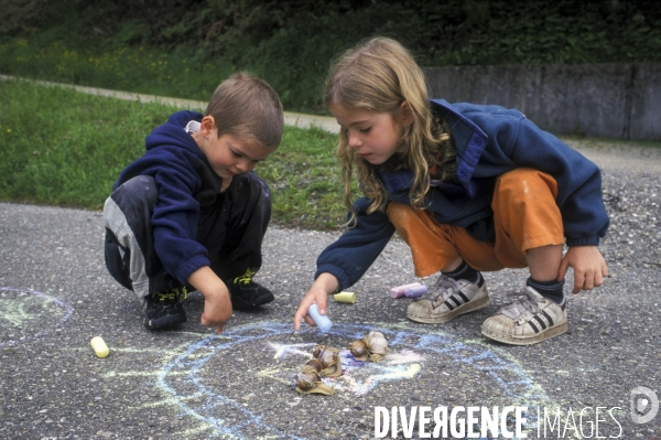 L enfant et les animaux divers et non conventionnels. The child and the various animals and unconventional.