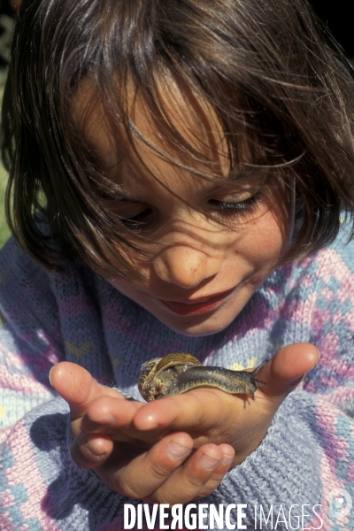 L enfant et les animaux divers et non conventionnels. The child and the various animals and unconventional.