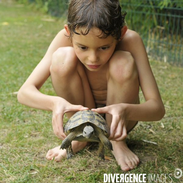 L enfant et les animaux divers et non conventionnels. The child and the various animals and unconventional.