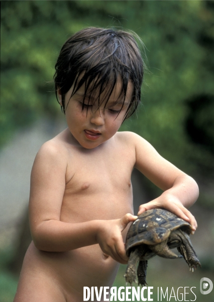 L enfant et les animaux divers et non conventionnels. The child and the various animals and unconventional.