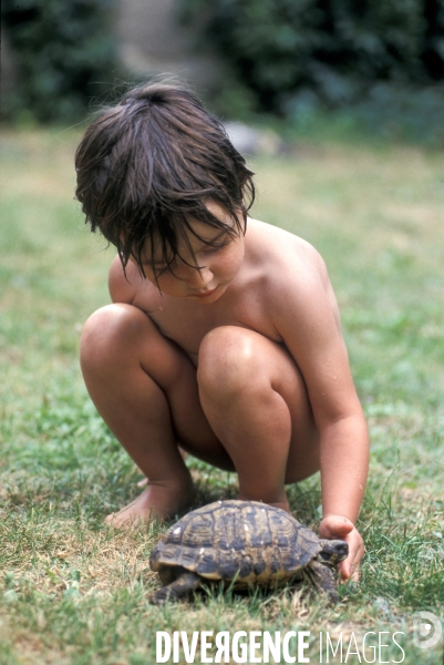 L enfant et les animaux divers et non conventionnels. The child and the various animals and unconventional.