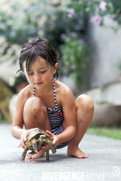 L enfant et les animaux divers et non conventionnels. The child and the various animals and unconventional.