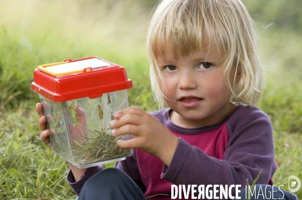 L enfant et les animaux divers et non conventionnels. The child and the various animals and unconventional.