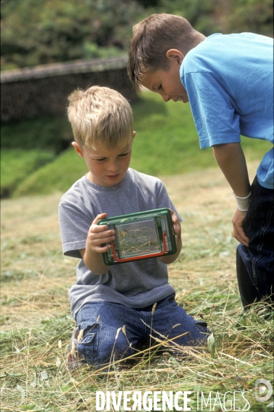 L enfant et les animaux divers et non conventionnels. The child and the various animals and unconventional.