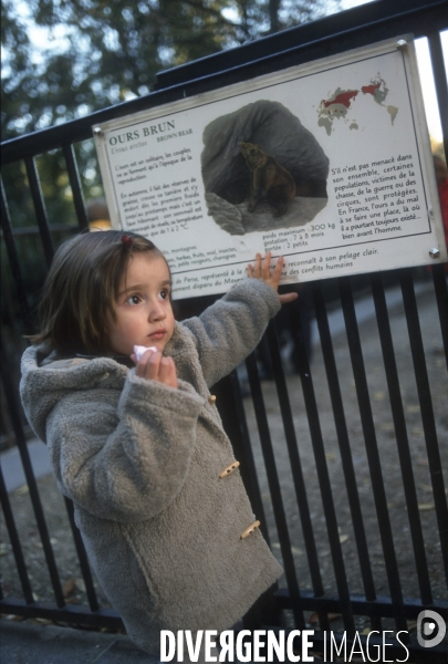 L enfant et les animaux divers et non conventionnels. The child and the various animals and unconventional.