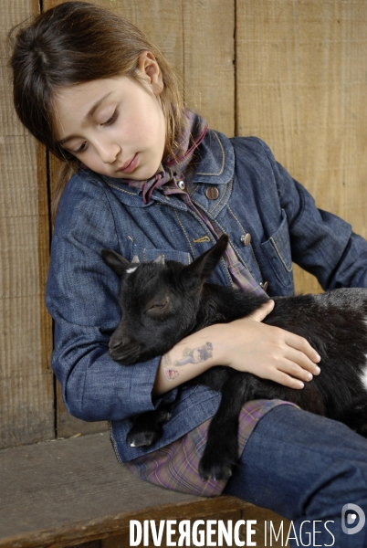 L enfant et les animaux de la ferme. The child and the farm animals.