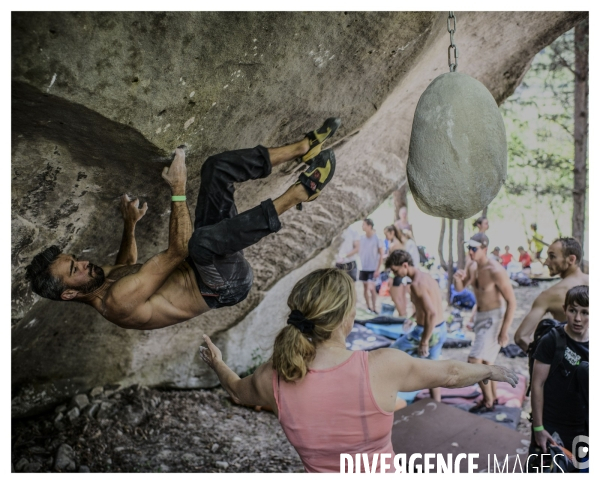 Le long de la Transbassealpine Digne-Nice. ( le contest d escalade )