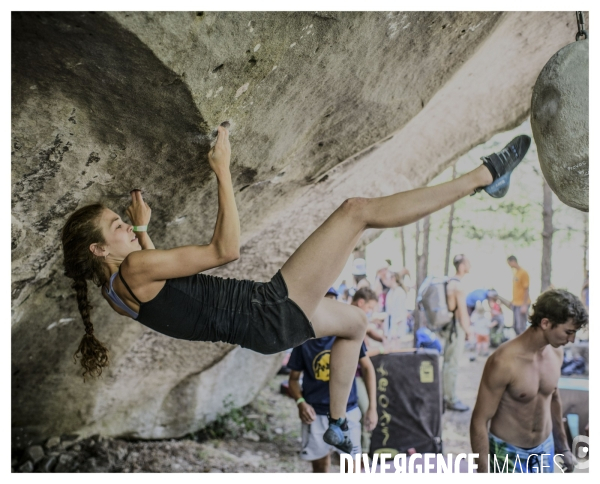 Le long de la Transbassealpine Digne-Nice. ( le contest d escalade )