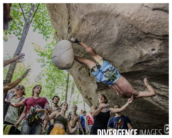 Le long de la Transbassealpine Digne-Nice. ( le contest d escalade )