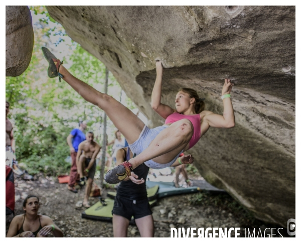 Le long de la Transbassealpine Digne-Nice. ( le contest d escalade )