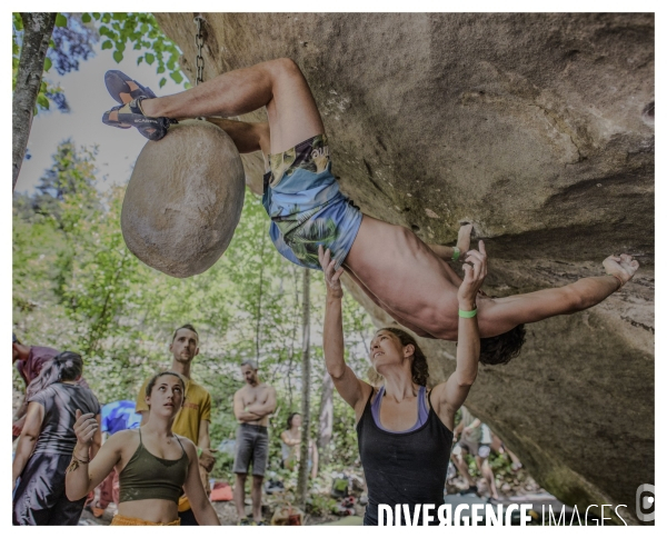 Le long de la Transbassealpine Digne-Nice. ( le contest d escalade )