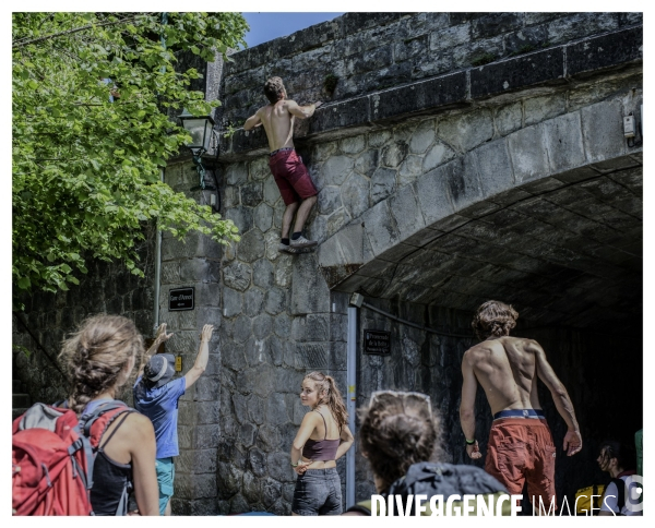 Le long de la Transbassealpine Digne-Nice. ( le contest d escalade )