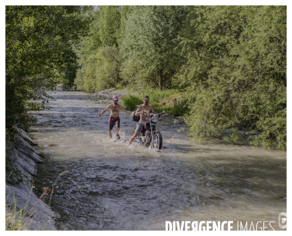 Le long de la Transbassealpine Digne-Nice. ( le contest d escalade )