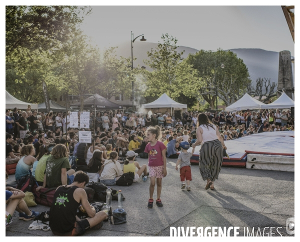 Le long de la Transbassealpine Digne-Nice. ( le contest d escalade )