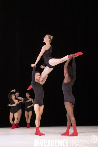 One Of Four Periods In Time (Ellipsis) de Tânia Carvalho