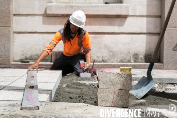 Chantier de pavage d une zone piétonne