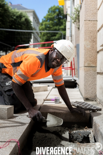 Chantier de pavage d une zone piétonne