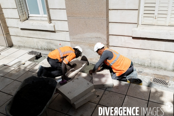 Chantier de pavage d une zone piétonne