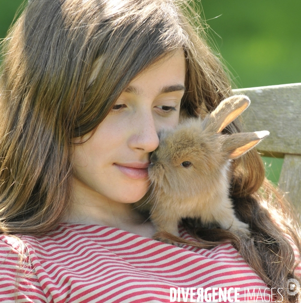 L enfant et les animaux : Les NACS. : le lapin. Nouveaux animaux de compagnie. Child and animals: new pets.