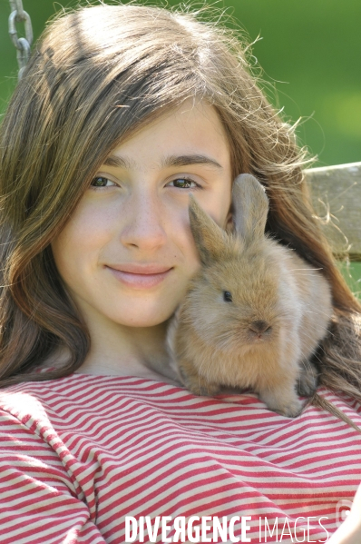 L enfant et les animaux : Les NACS. : le lapin. Nouveaux animaux de compagnie. Child and animals: new pets.