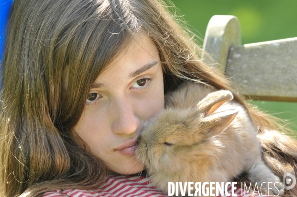 L enfant et les animaux : Les NACS. : le lapin. Nouveaux animaux de compagnie. Child and animals: new pets.