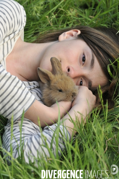 L enfant et les animaux : Les NACS. : le lapin. Nouveaux animaux de compagnie. Child and animals: new pets.