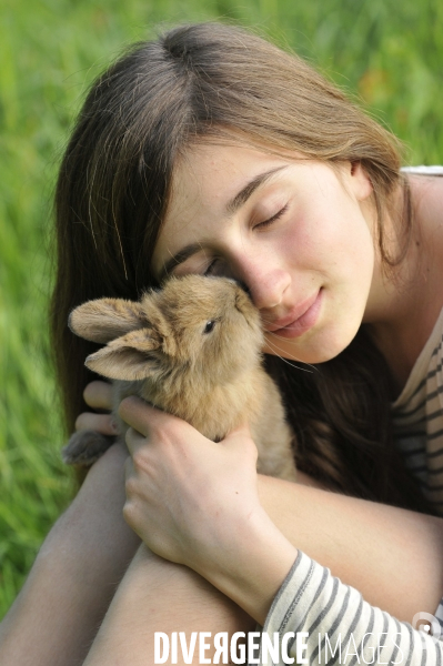 L enfant et les animaux : Les NACS. : le lapin. Nouveaux animaux de compagnie. Child and animals: new pets.