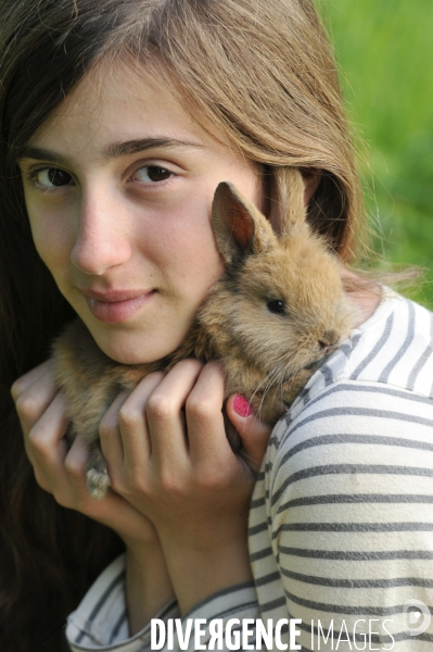 L enfant et les animaux : Les NACS. : le lapin. Nouveaux animaux de compagnie. Child and animals: new pets.