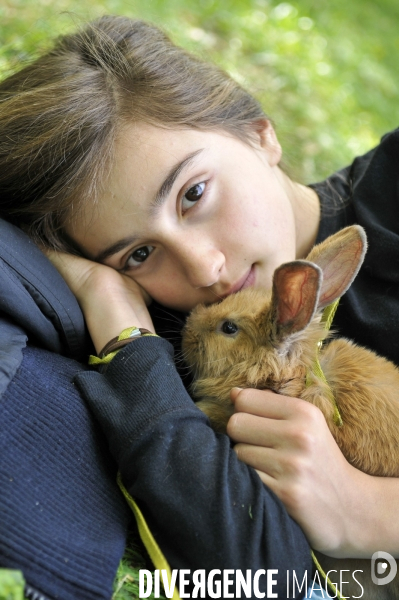 L enfant et les animaux : Les NACS. : le lapin. Nouveaux animaux de compagnie. Child and animals: new pets.