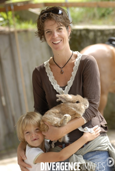 L enfant et les animaux : Les NACS. : le lapin. Nouveaux animaux de compagnie. Child and animals: new pets.