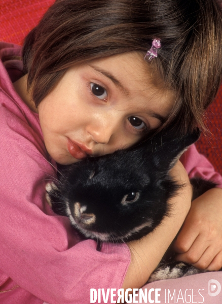 L enfant et les animaux : Les NACS. : le lapin. Nouveaux animaux de compagnie. Child and animals: new pets.