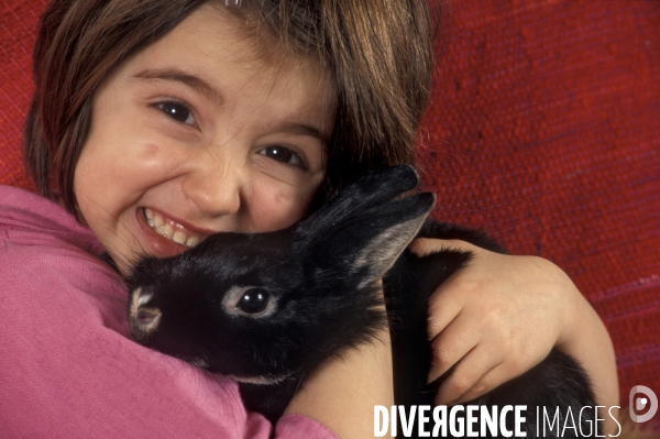 L enfant et les animaux : Les NACS. : le lapin. Nouveaux animaux de compagnie. Child and animals: new pets.