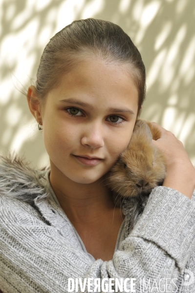 L enfant et les animaux : Les NACS. : le lapin. Nouveaux animaux de compagnie. Child and animals: new pets.