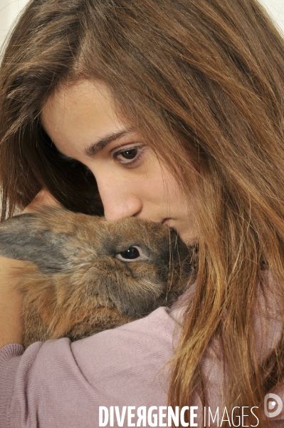 L enfant et les animaux : Les NACS. : le lapin. Nouveaux animaux de compagnie. Child and animals: new pets.