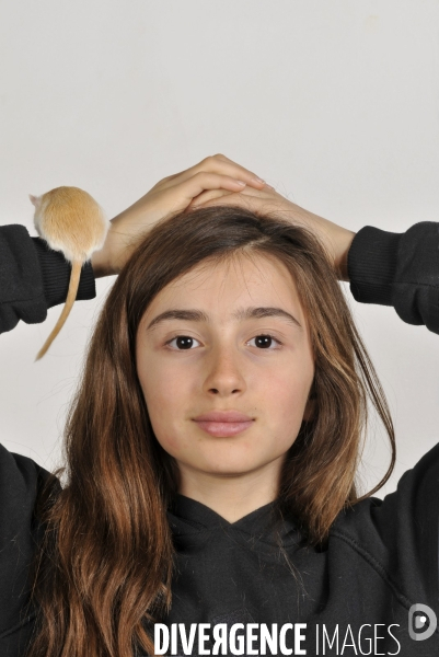 L enfant et les animaux : Les NACS, la gerbille. Nouveaux animaux de compagnie. Child and animals: new pets.