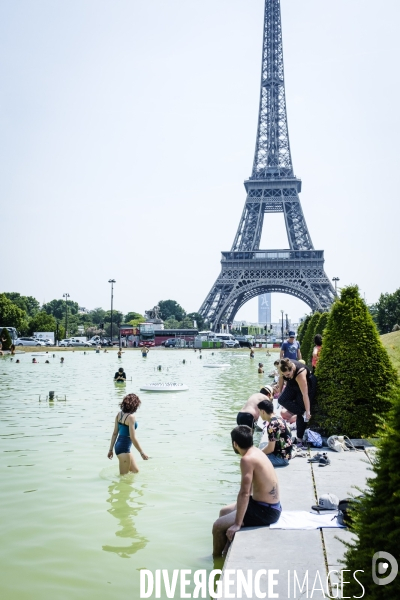 Canicule, forte chaleur a Paris, baignade au Trocadero